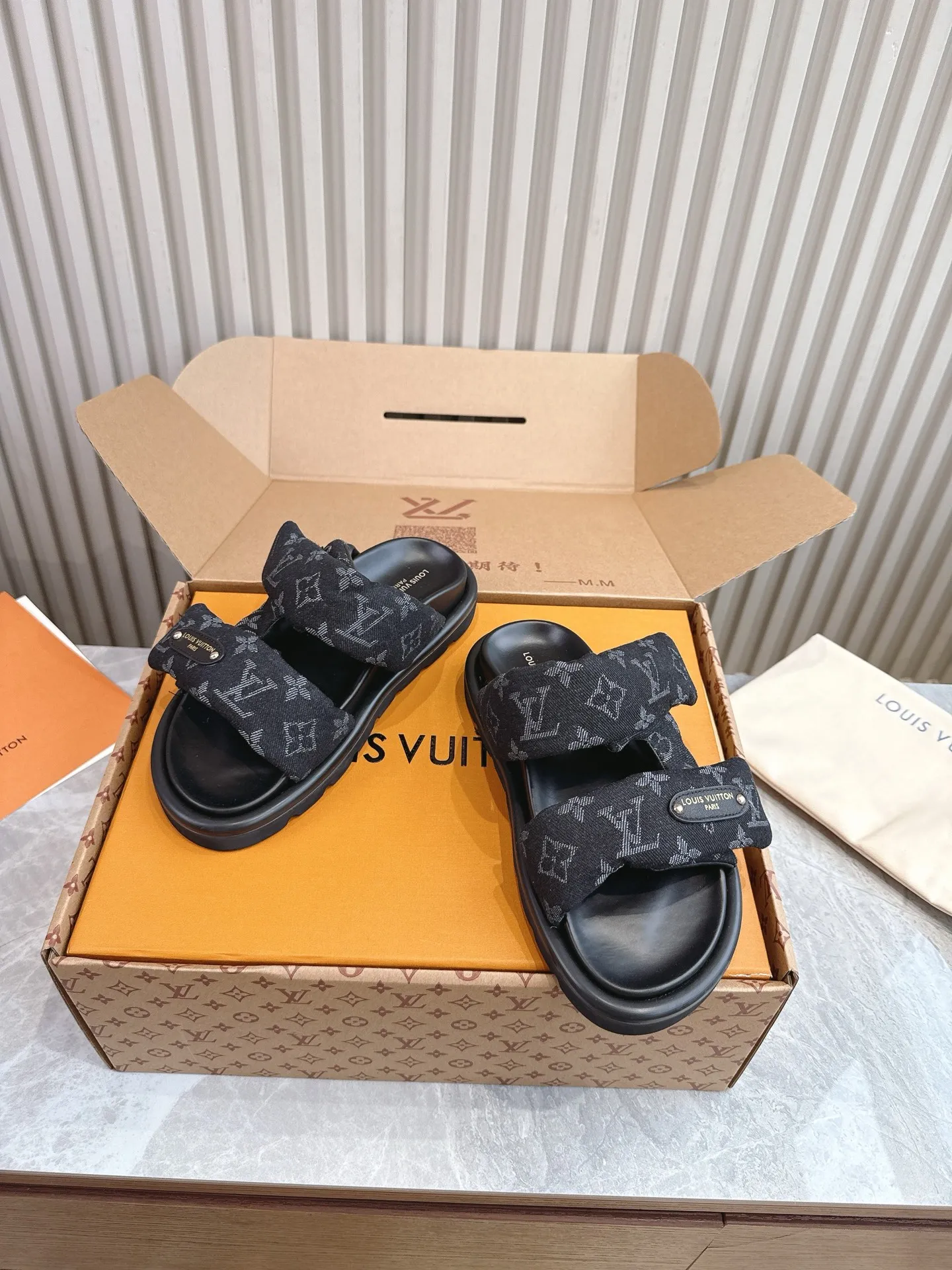 👟👟Ex-factory price 440👟👟 (top version) 🏠Real shot🎬[Purchase level] Down filling! Any PK market sponge version‼ ️ 25sLV new model is available at the counter - summer slippers are the soul. The latest denim denim Poll Pillow is a laid-back outfit. Start looking forward to summer☀️☀️ Denim Girl is here, v2025 denim denim is back. . . . Practical, versatile, and easy to wear. The new blue denim Velcro is released this time. I put it on with my eyes closed. It is a Velcro sandal. You don’t have to worry about high insteps. It can be adjusted. The upper is relatively soft and the shoes are not heavy. They are quite comfortable to wear. Size: 35-40 (men’s size +10 can be customized)